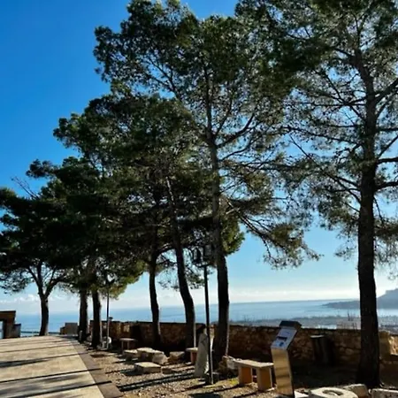 House With Swimming Pool And Amazing Sea And Mountain Views In Montgo, Holiday home *