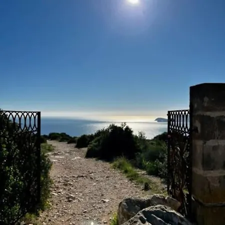 House With Swimming Pool And Amazing Sea And Mountain Views In Montgo, Hébergement de vacances Dénia