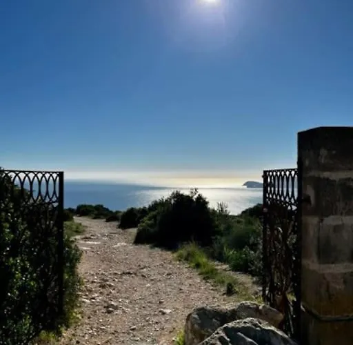 House With Swimming Pool And Amazing Sea And Mountain Views In Montgo, 別荘 デニア