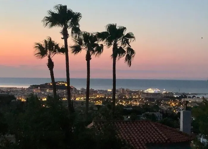 House With Swimming Pool And Amazing Sea And Mountain Views In Montgo, بيت للعطل